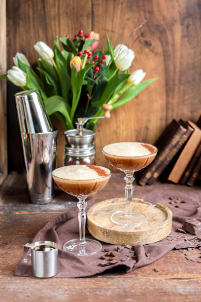 martini espresso de chocolate con cacao en polvo en cocina rústica con bouquet de tulipanes estilo carajillo - latté cafe macchiato cappuccino cocoa fotografías e imágenes de stock