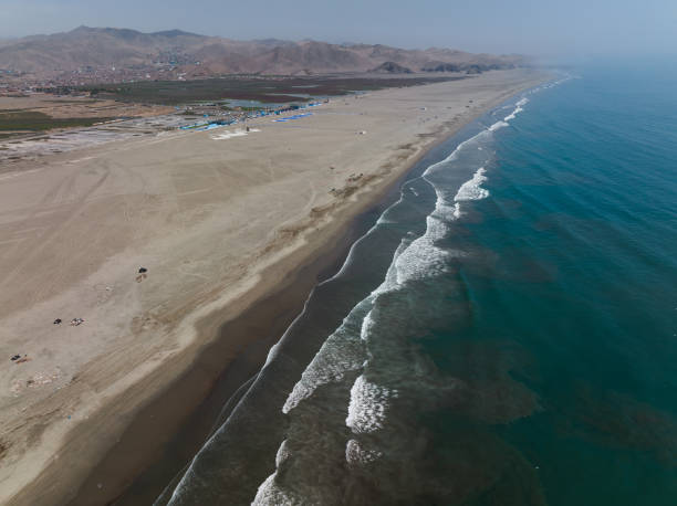 istock Oil spill Peru 2022 1366668419