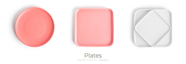 las placas rosadas están aisladas sobre un fondo blanco - plato cuadrado fotografías e imágenes de stock