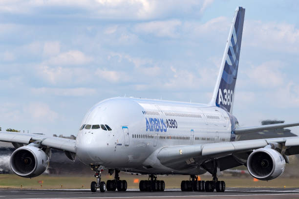 airbus a380 aircraft on the runway at farnborough airport. - ryan in a 個照片及圖片檔