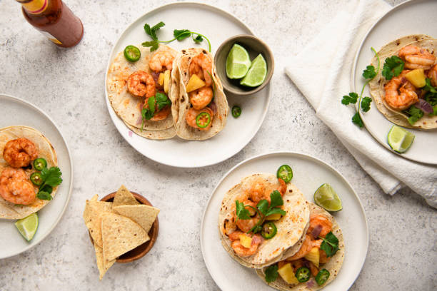 shrimp tacos - bord serviesgoed fotos stockfoto's en -beelden