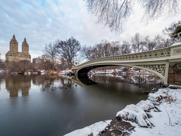 arco del puente durante la tormenta de nieve - upper west side manhattan fotografías e imágenes de stock