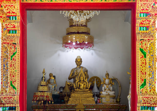 l'immagine del buddha nel vihan principale al tempio phra that doi tung (wat phra that doi tung). - editorial thailand spirituality gold foto e immagini stock