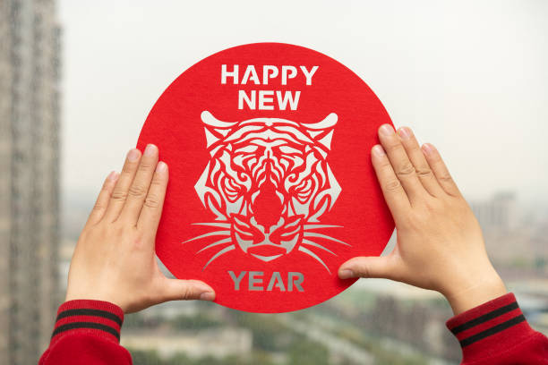 coller une mascotte du Nouvel An chinois du tigre 2022  la fentre traduction du chinois est une bonne anne du tigre - Photo