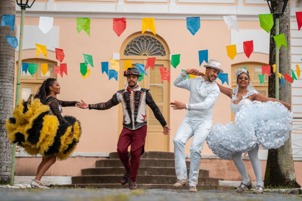 tänzer tanzen gang bei festa junina - traditionelles festival stock-fotos und bilder