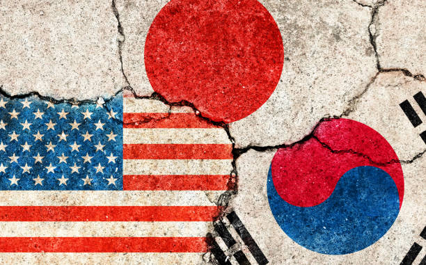 그런지 플래그 충돌과 정치적 문제가있는 세 나라의 그림 (콘크리트 배경 금이) | 미국, 일본, 한국 - concrete wall concrete backgrounds stone stock illustrations