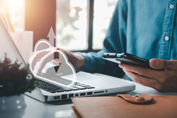 mano de hombre usando un teléfono inteligente con ícono de computación en la nube, concepto de computación en la nube - almacenamiento en nube fotografías e imágenes de stock