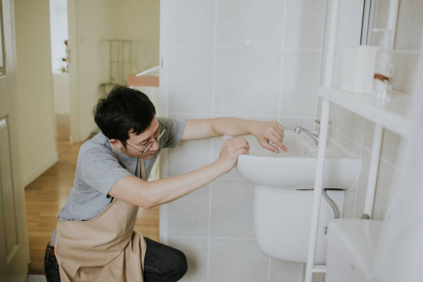 istock Asian Plumber Repair Water Pipe 1366706620