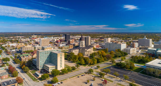 topeka aerial skyline view mit state capitol building - 5957 stock-fotos und bilder