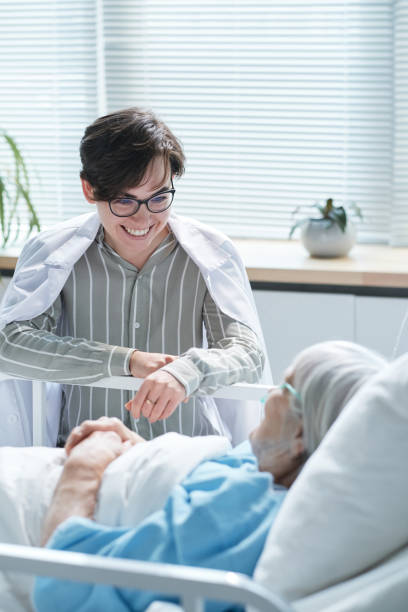istock Daughter visiting her mother at the ward 1366720625