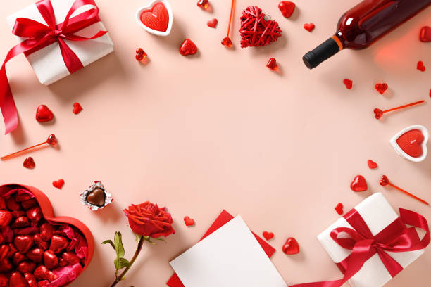 biglietto di san valentino con champagne, regalo romantico e fiori di rose rosse - greeting card envelope letter pink foto e immagini stock