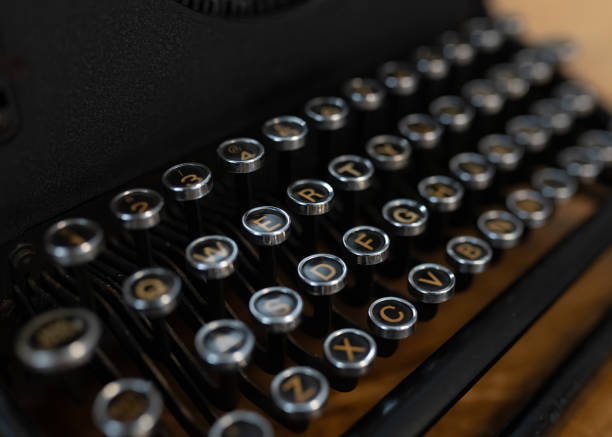 teclas de escritor circular à moda antiga - typing typewriter keyboard typewriter concepts - fotografias e filmes do acervo