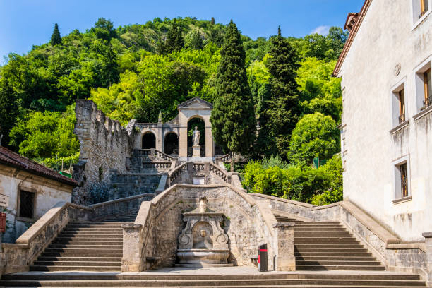 vittorio veneto, a escadaria de santa augusta (veneto, itália) - vêneto - fotografias e filmes do acervo