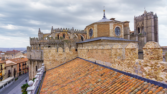 Vista aérea de la Catedral de Ávila en un día nublado con viejos techos de tejas. photo