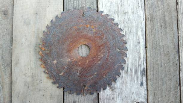 пильное полотно - wood circular saw dirty old стоковые фото и изображения