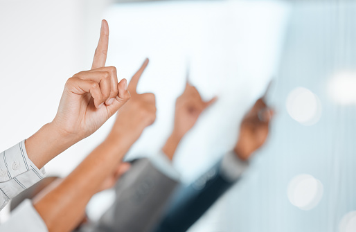Foto recortada de un grupo de empresarios irreconocibles levantando la mano en la oficina photo