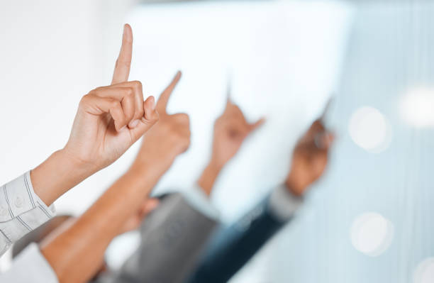 foto recortada de un grupo de empresarios irreconocibles levantando la mano en la oficina - hand raised fotografías e imágenes de stock