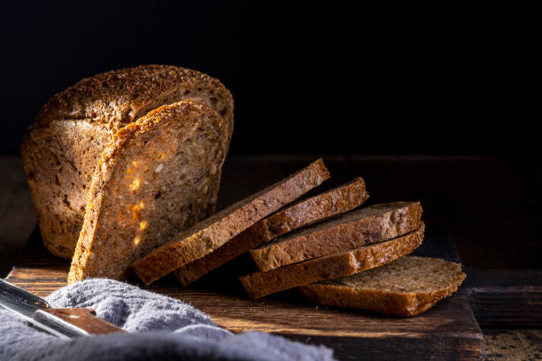パン、伝統的な自家製パンは、素朴な木製の背景にスライスにカット, クローズアップ. - bakery bread breakfast close up ストックフォトと画像