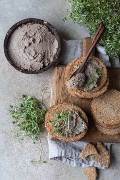 멀티 그레인 크래커와 마이크로 그린 홈 메이드 고기 또는 닭 간 파테. 맨 위 보기입니다. - foie gras goose meat liver pate 뉴스 사진 이미지