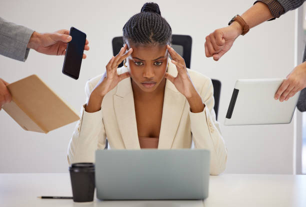 photo d’une jeune femme d’affaires se sentant stressée alors qu’elle travaille dans un environnement exigeant - overworked photos et images de collection