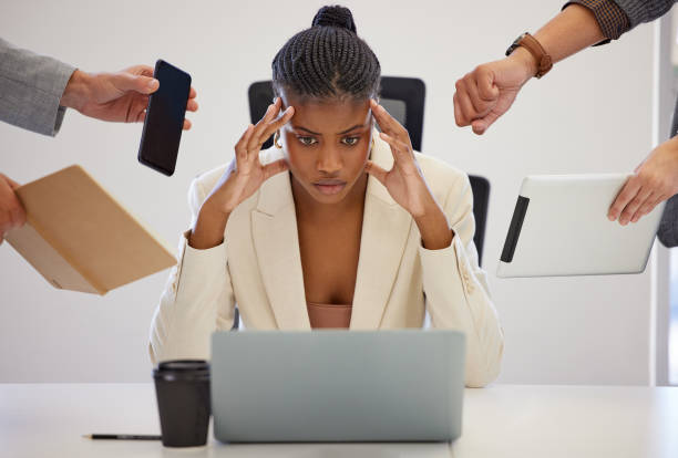 shot of a young businesswoman feeling stressed while working in a demanding environment - excesso de trabalho imagens e fotografias de stock
