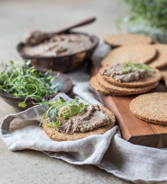 멀티 그레인 크래커와 마이크로 그린 홈 메이드 고기 또는 닭 간 파테. - foie gras goose meat liver pate 뉴스 사진 이미지