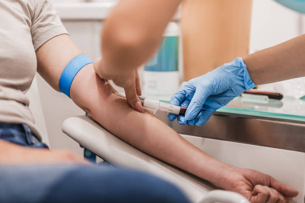 primer plano del médico que toma una muestra de sangre del brazo del paciente en el hospital para pruebas médicas. - blood sugar test fotografías e imágenes de stock