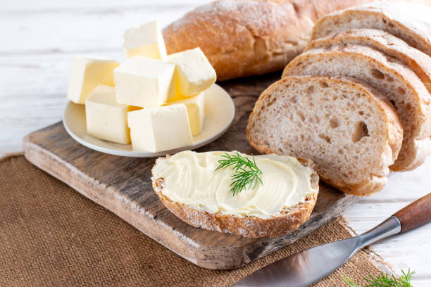 frisches brot und hausgemachte butter auf einem holztisch - butter bread breakfast table stock-fotos und bilder