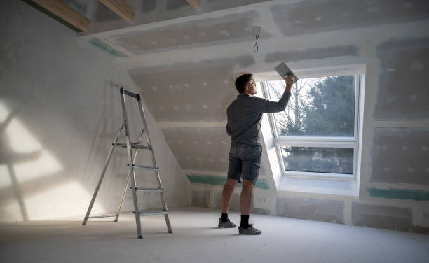 mann verputzt trockenbau in einem privathaus. - plasterer construction site manual worker plaster stock-fotos und bilder