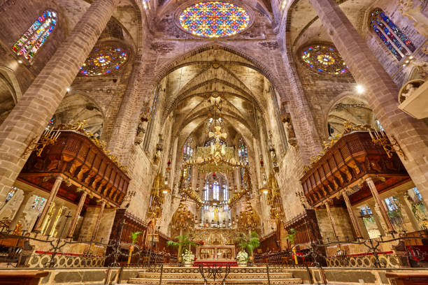 catedral de palma de mallorca interior. islas baleares. españa - cathedral church indoors inside of fotografías e imágenes de stock