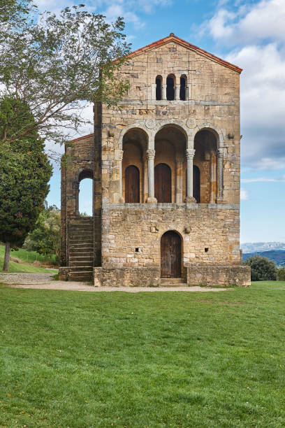 アストゥリアス州のロマネスク様式以前の建物遺産。マリア・デル・ナランコスペイン - built structure building exterior famous place international landmark ストックフォトと画像