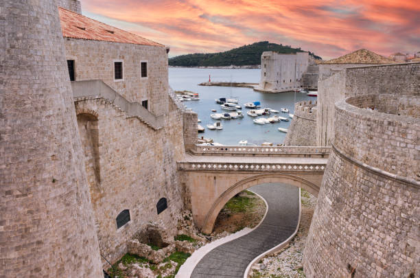 blick auf die stadtmauer von dubrovnik, kroatien. - stone water sea mediterranean sea stock-fotos und bilder