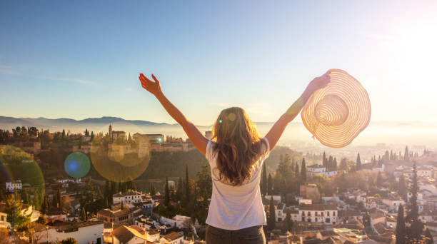 frau tourist glücklich blicken auf alhambra blick - andalusien in spanien - granada spanien stock-fotos und bilder