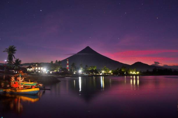 le volcan mayon après le coucher du soleil - bicol photos et images de collection