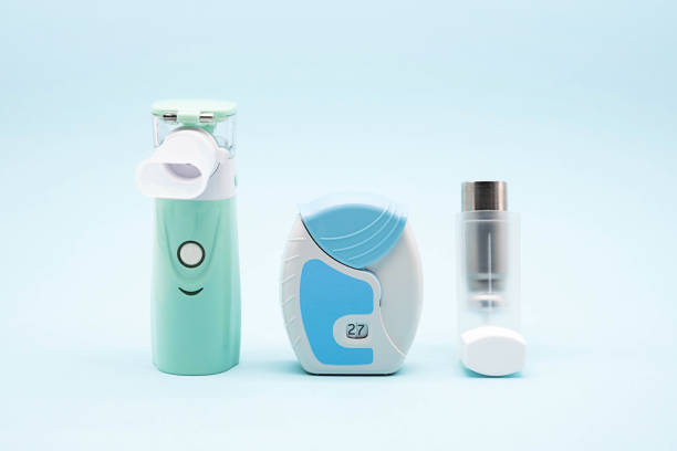 różne inhalatory astmy. aerozol do inhalacji, leczenie astmy oskrzelowej, pochp. produkt farmaceutyczny do leczenia zapalenia płuc i zapobiegania atakowi astmy. - asthma inhaler zdjęcia i obrazy z banku zdjęć