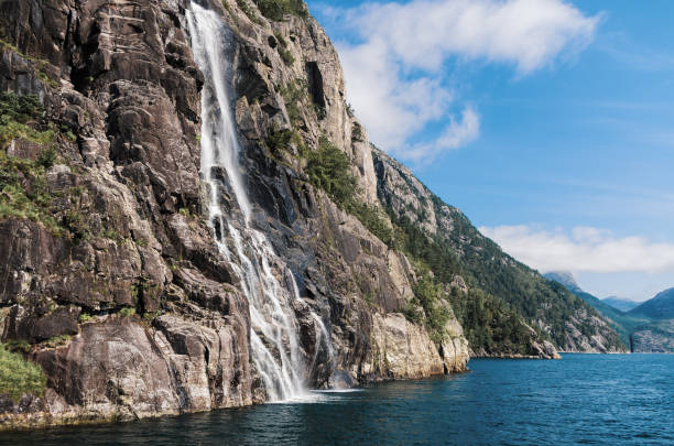 riesiger wasserfall von einem fjordberg in norwegen - lysefjord stock-fotos und bilder