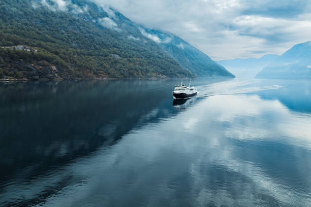 fjord landscape - mountain reflection non urban scene moody sky imagens e fotografias de stock