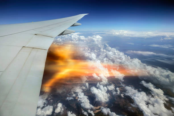 avião comercial com motor em chamas, conceito de desastre aéreo. - aircraft emergency - fotografias e filmes do acervo