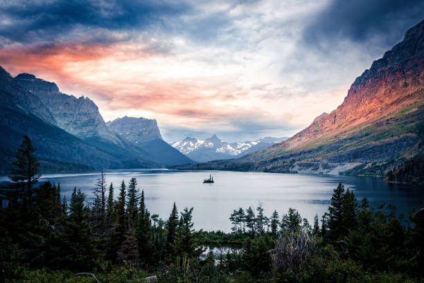 セ�ントメアリー湖(モンタナ州氷河国立公園) - going to the sun road ストックフォトと画像