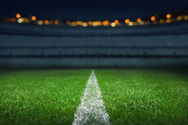 campo de jogo de futebol texturizado com neblina de neon - centro, meio-campo - bola de futebol - fotografias e filmes do acervo