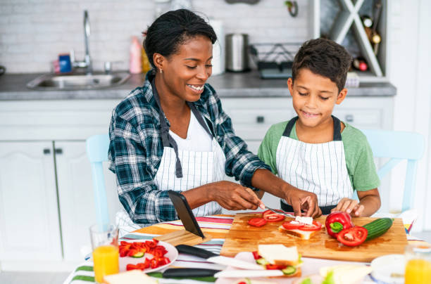 母と息子のキッチン  - mother son family cooking ストックフォトと画像