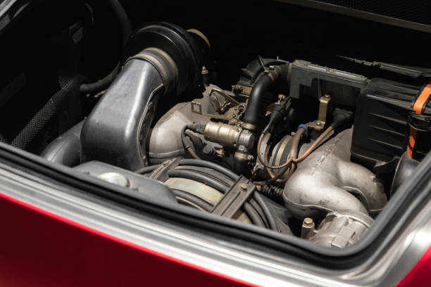 le moteur de la voiture porsche est sous le capot ouvert - carburetor vehicle part engine car photos et images de collection
