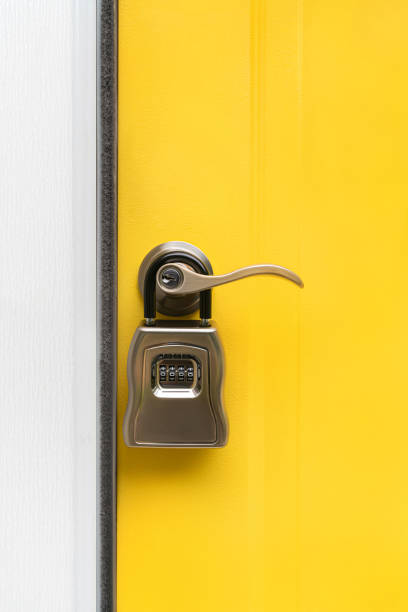 boîte de verrouillage immobilier sur la porte d’entrée de la maison - real estate safety architecture box photos et images de collection