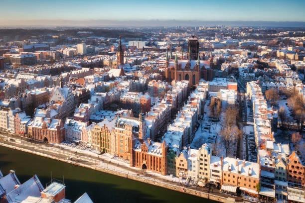 Medieval port crane in Gdansk over the Motlawa river at snowy winter Medieval port crane in Gdansk over the Motlawa river at snowy winter, Poland gdansk city stock pictures, royalty-free photos & images