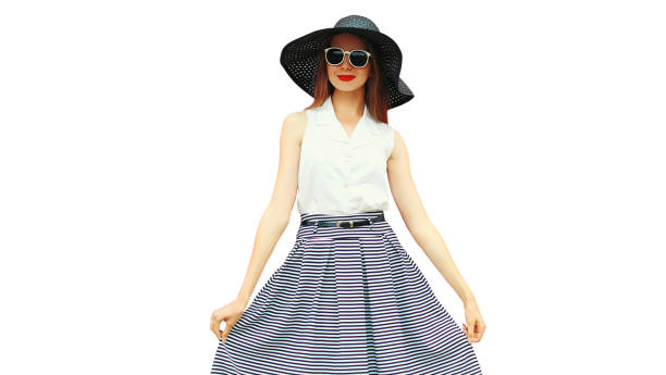 白い背景に隔離された黒い夏のわらラウンド帽子とストライプのスカートを着てポーズをとっている美しい若い女性モデルの肖像画 - isolated on black full length contemporary red ストックフォトと画像
