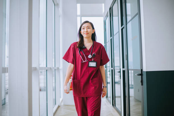 enfermera china asiática sonriendo caminando en el pasillo del hospital - medical student fotografías e imágenes de stock