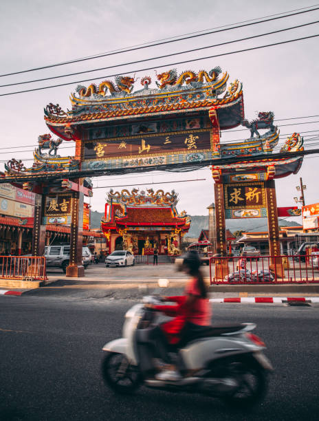 templo e santuário chinês em phuket chinatown cidade antiga, tailândia - traditional culture dragon old asian culture - fotografias e filmes do acervo