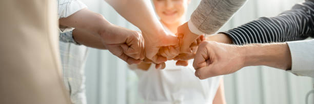 teamwork, partnerschaft und soziale verbindung in der wirtschaft verbinden hand-together-konzept. hand von verschiedenen menschen, die sich verbinden. kraft der freiwilligen wohltätigkeitsarbeit, stapel von menschen hand. - contest togetherness human hand unity stock-fotos und bilder