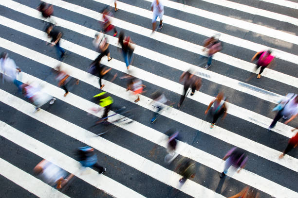 횡단보도에 있는 사람들 - 모션 블러 - 긴 노출 - crosswalk crowd activity long exposure 뉴스 사진 이미지