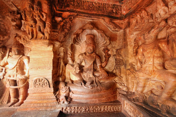 indien badami. hinduismus statuen - india statue carving history stock-fotos und bilder